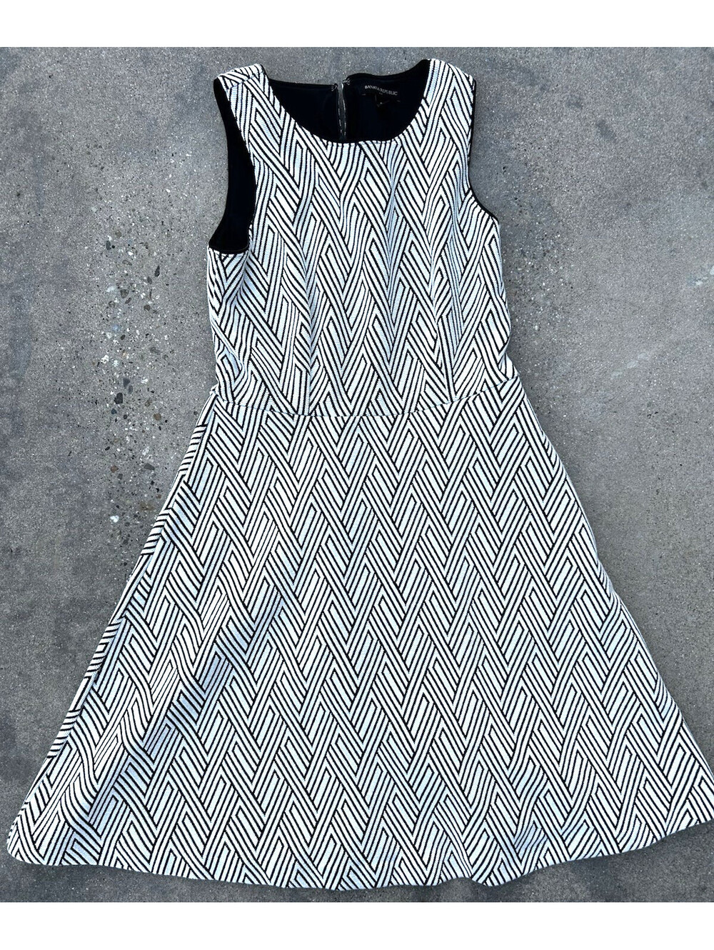 Banana Republic Cream Black White sleeveless dress Sz 6 A Line Stretchy Zip Back